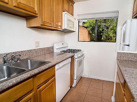 5th image of 15053 Chatsworth St