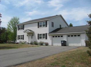 8 Woodridge Cir, Clifton Park, NY 12065