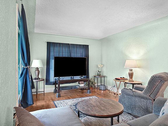 4th image of 359 W 20th St