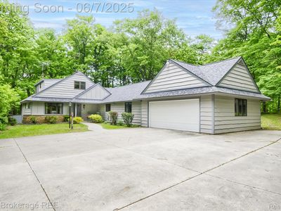 605 Morrish Rd, Flushing, MI, 48433
