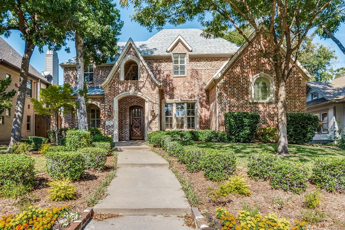 4 bed, 4.0 bath, 3776 sqft, $6,950 — Photo 1