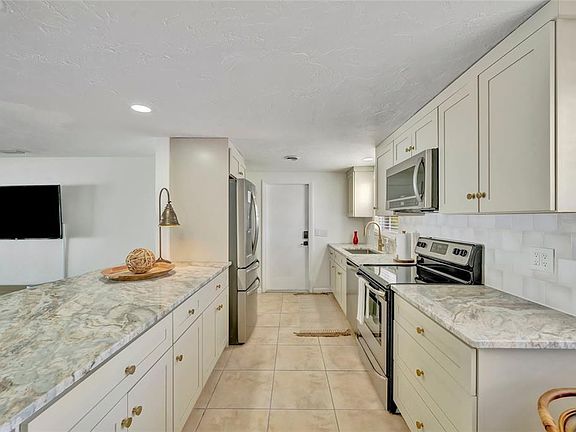 5th image of 6426 Colonial Dr