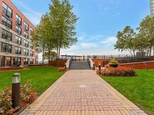 102 Christopher Columbus Drive image 20 of 22