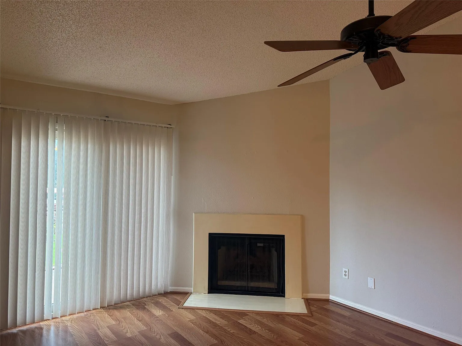 1 bed, 1.0 bath, 588 sqft, $1,095 — Photo 3