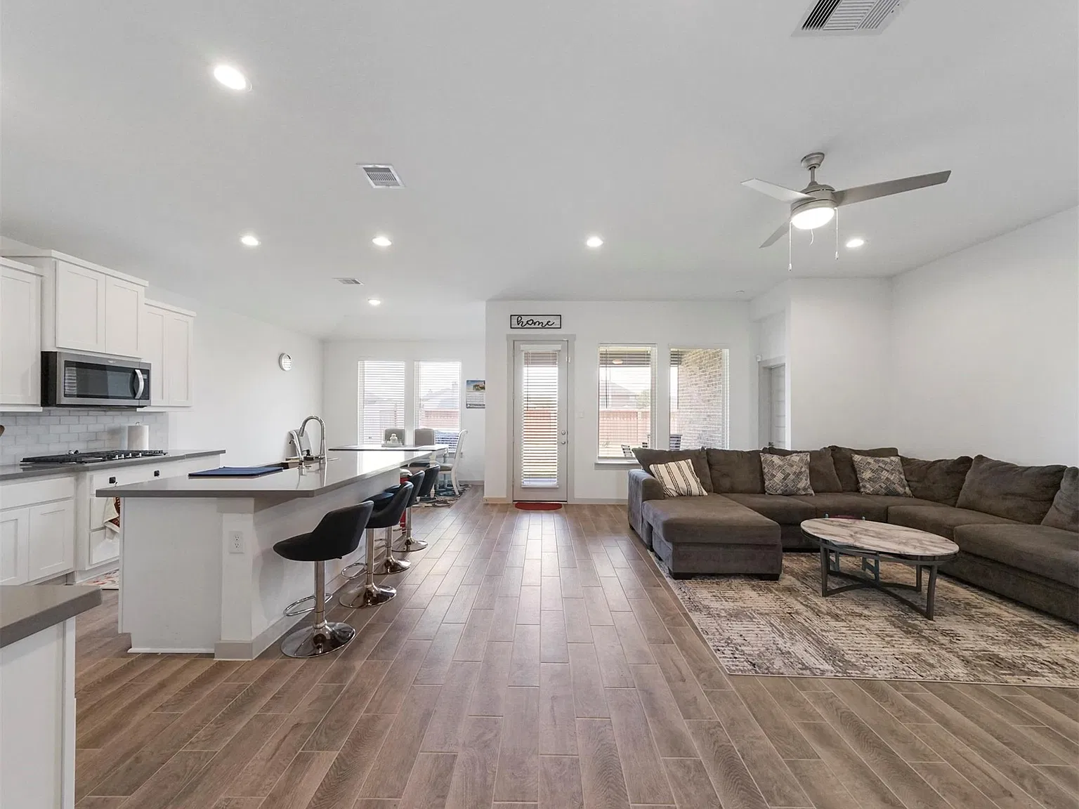 4 bed, 2.0 bath, 1804 sqft, $2,400 — Photo 2
