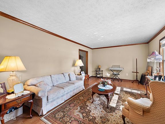 3rd image of 121 E Village Cir