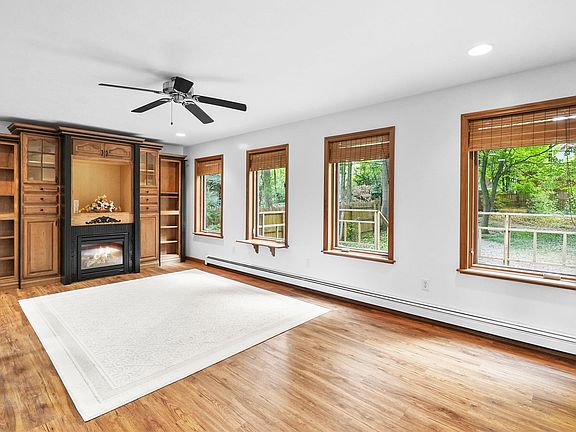 4th image of 1006 E State St