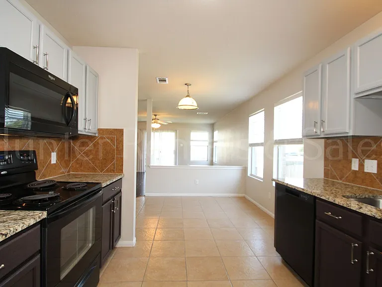 6712 Taree Loop — Photo 8