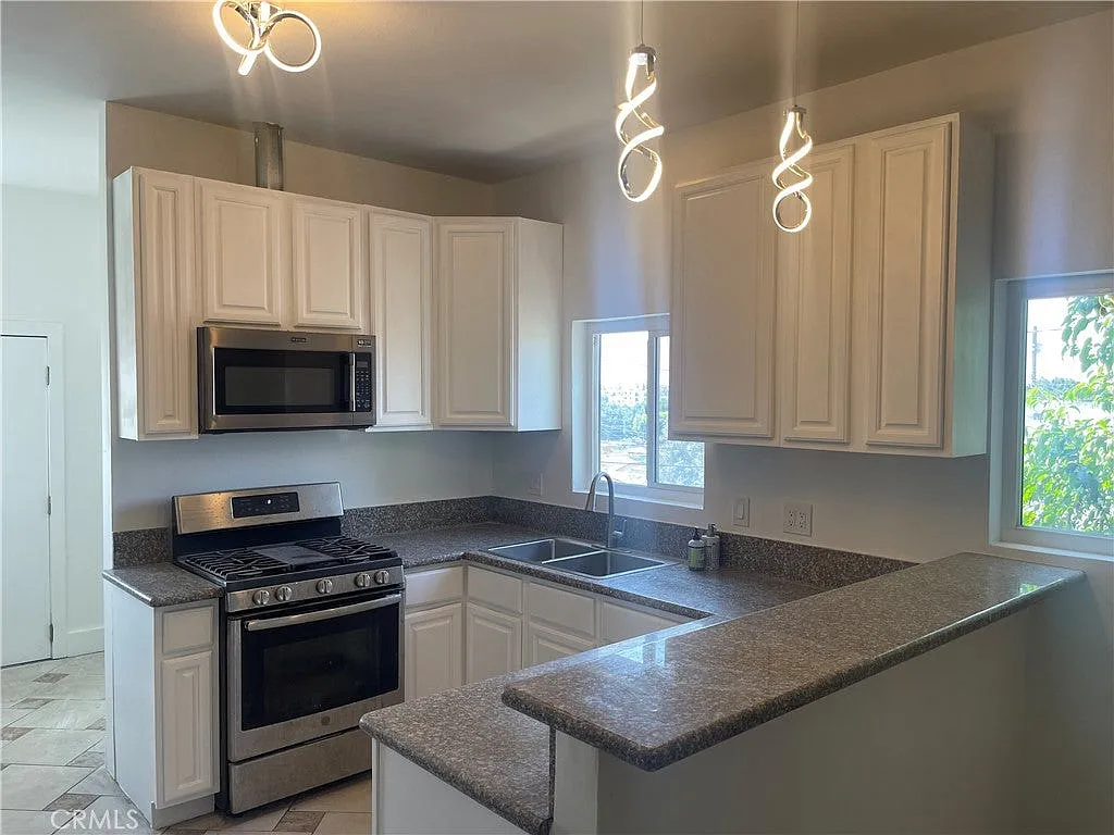 6 bed, 2576 sqft, $3,750 — Photo 4