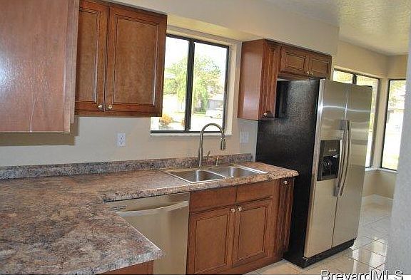 4th image of 727 White Pine Ave #0