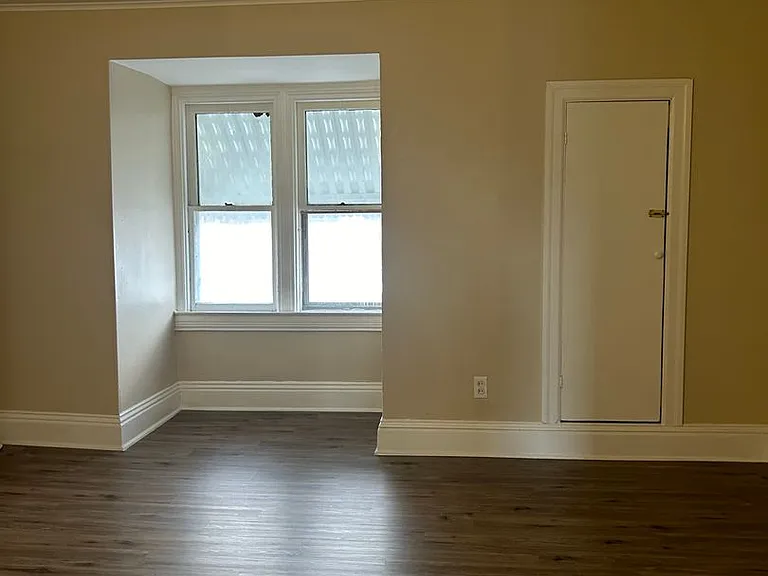 121 N State St — Photo 31