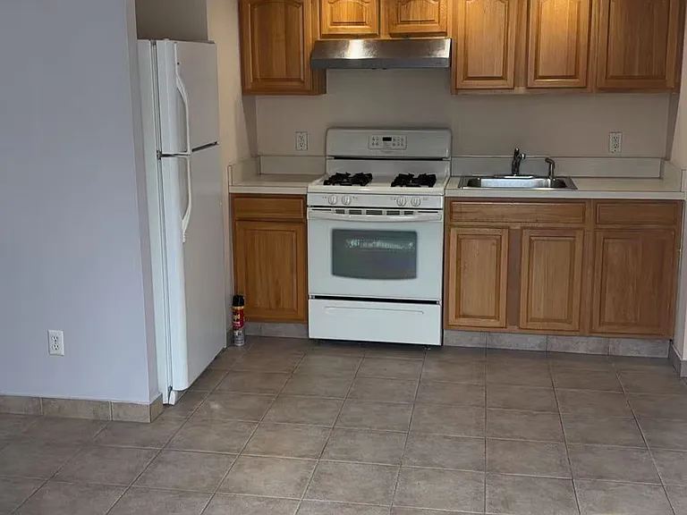 437 Laconia Ave — Photo 3