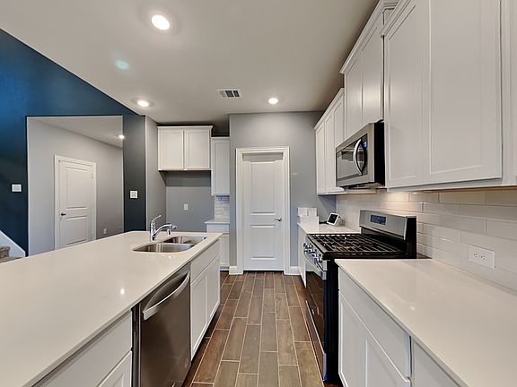3rd image of 4038 Woodford Dr