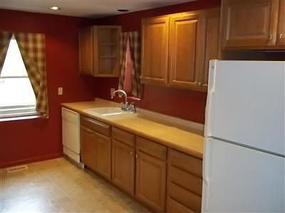 3rd image of 3963 Raceview Ave
