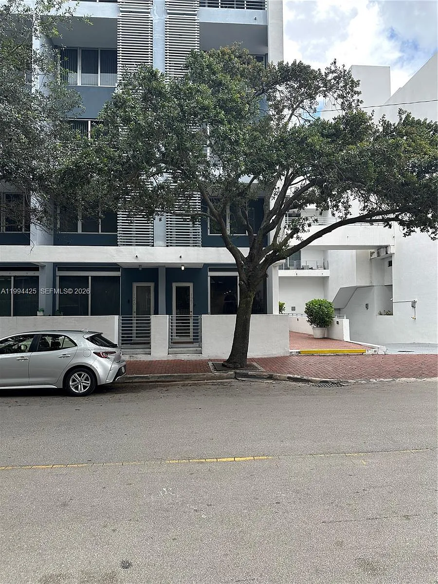 Building Photo - 3339 Virginia St #127