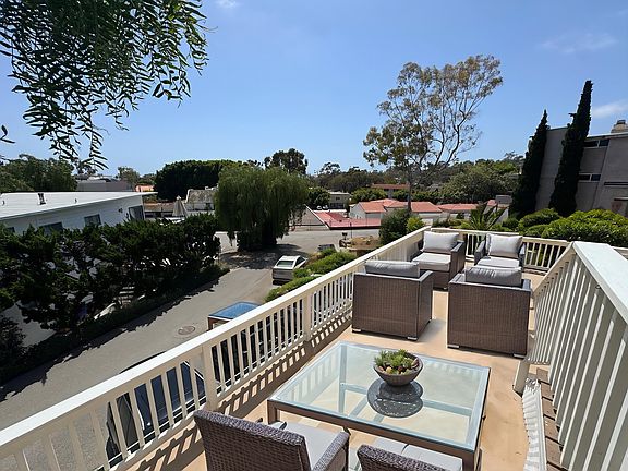 Beautiful Laguna Beach home with Pacific Ocean peek a boo views and 5 minutes to the sand. 2 bed, 2 bath, 2 car parking (1 garage)