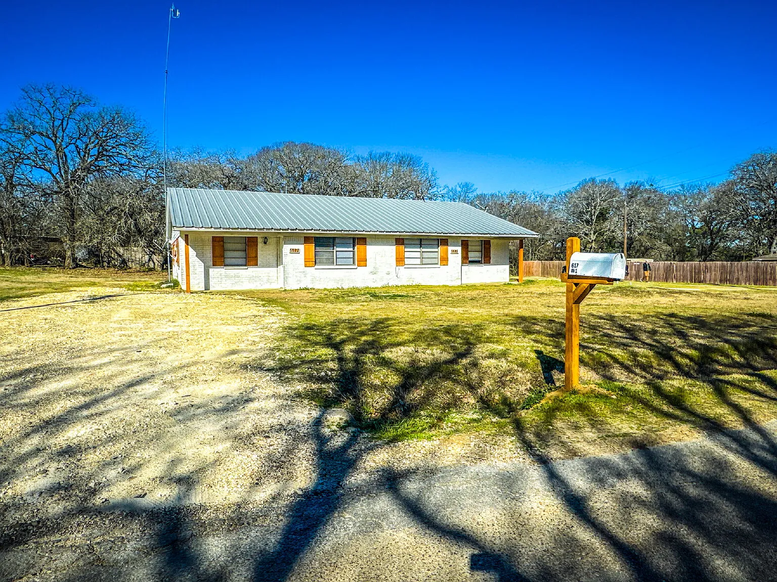 2 bed, 1.0 bath, 865 sqft, $1,300 — Photo 3