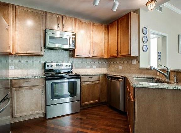 4th image of 500 Throckmorton St APT 1610