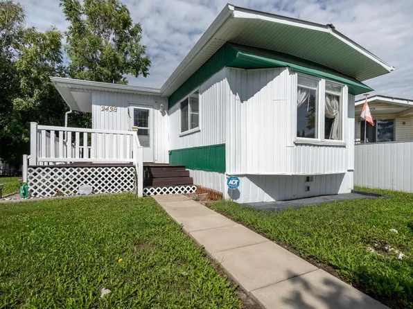 2438 Lakeview Bay NW, Edmonton, AB T5S 1T7