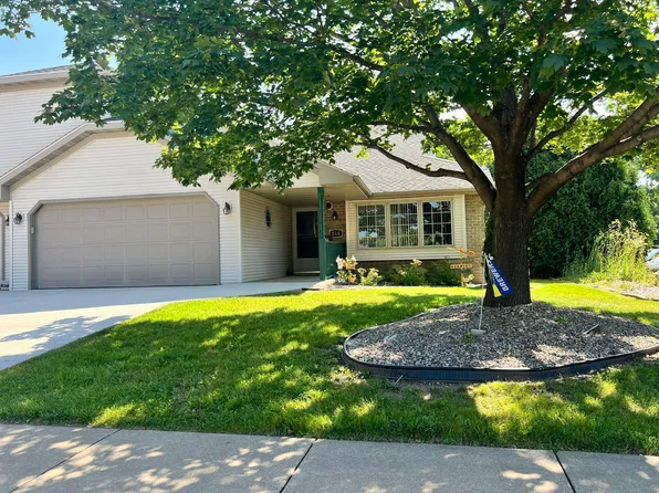 216 Lake Pointe Dr, Oshkosh, WI 54904