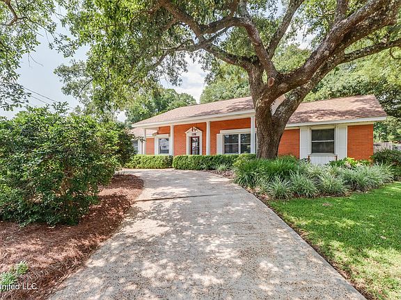 2nd image of 2421 Demaret Dr