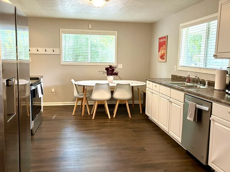1124 N Twyckenham Dr — Photo 5
