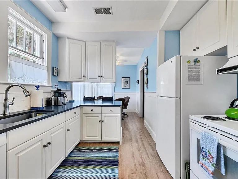 1676 Oak St — Photo 11