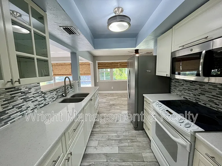 2323 Surrey Ln — Photo 5