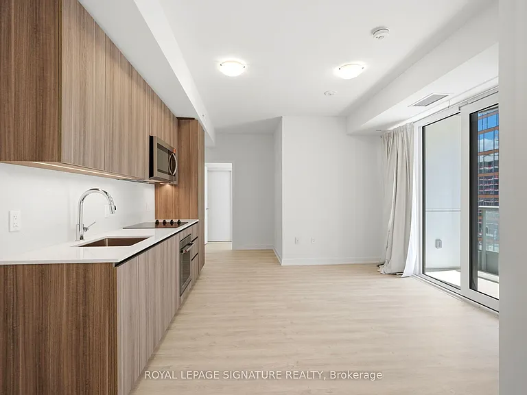 15 Richardson St #818 — Photo 3