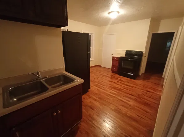 21 Douglas St APT 2, Worcester, MA 01603