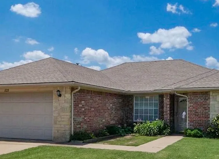 825 Huddleston Dr — Photo 1