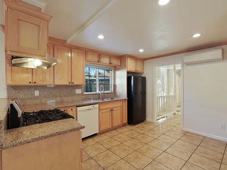 324 Flora St — Photo 7
