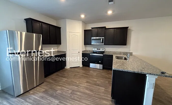 5 bed, 2.5 bath, 2542 sqft, $1,850 — Photo 4