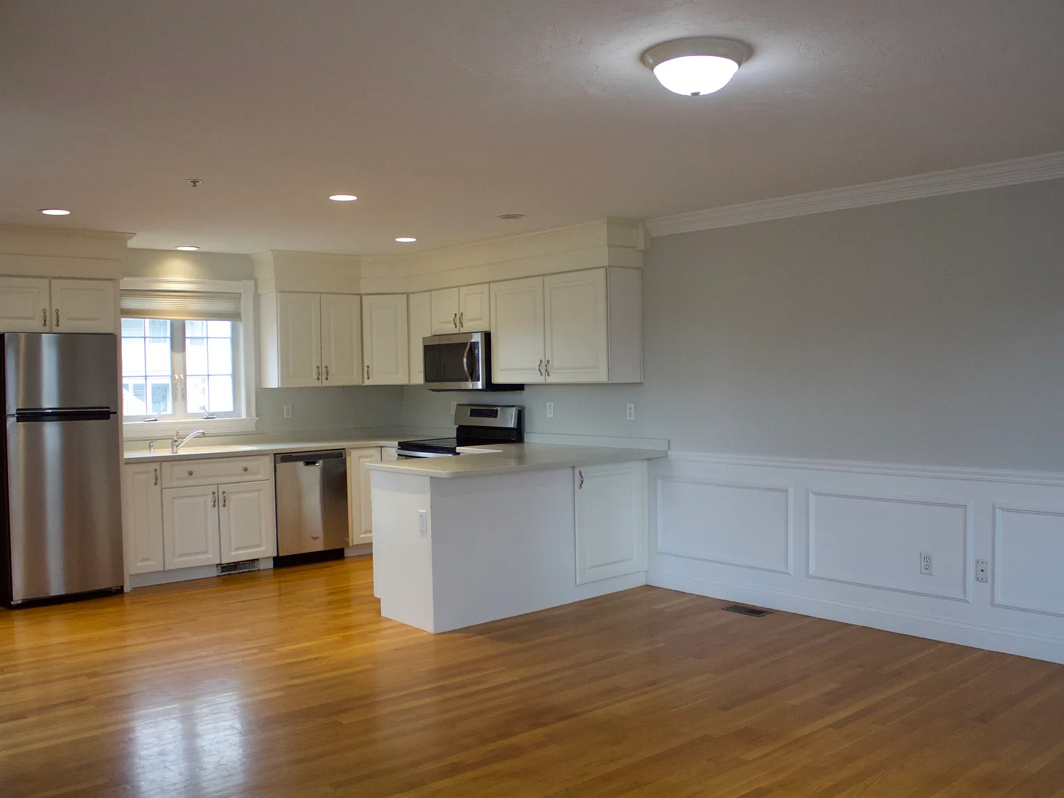 2 bed, 1.5 bath, 1300 sqft, $3,000 — Photo 2