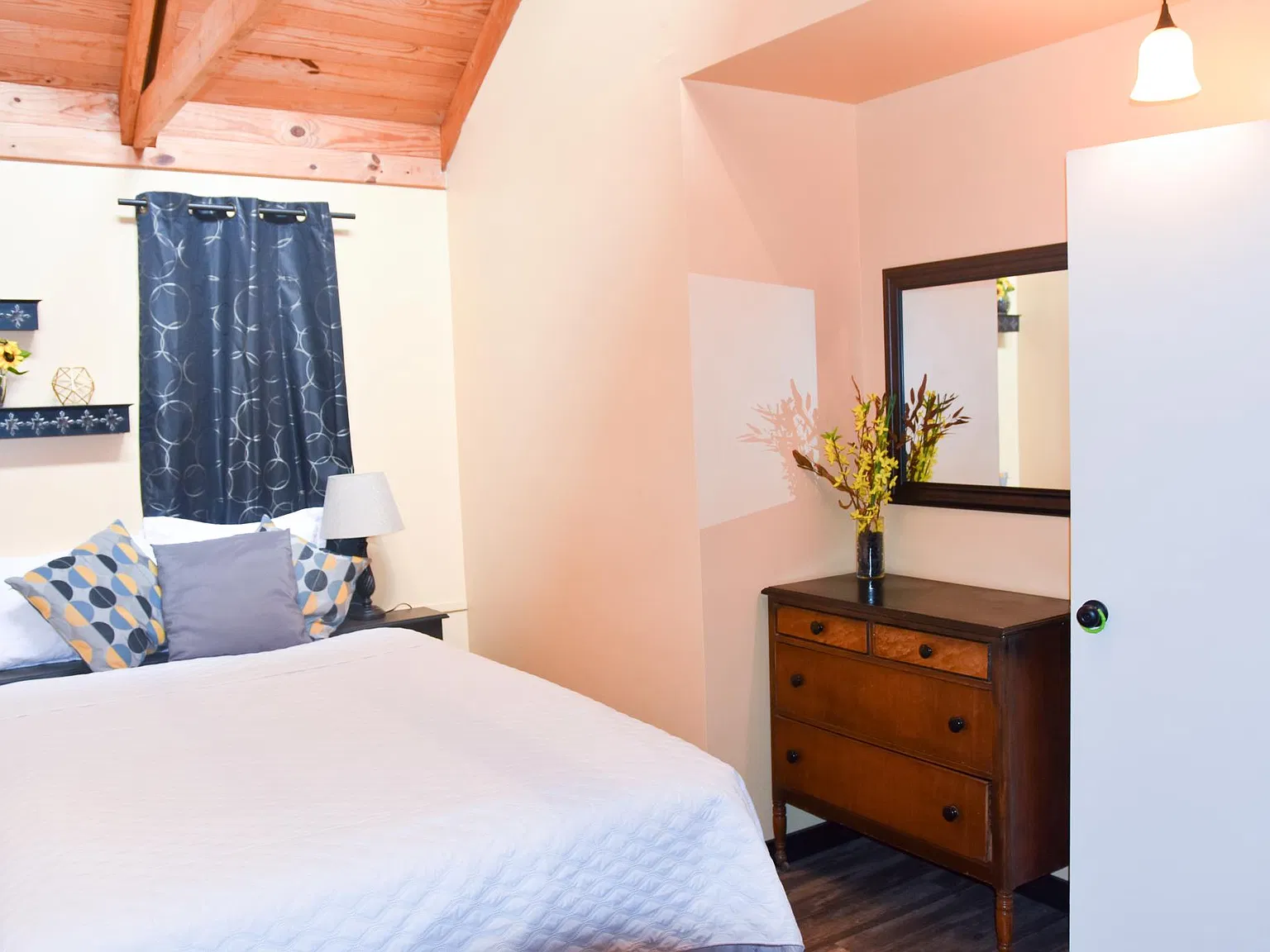 1 bed, 1300 sqft, $1,400 — Photo 4