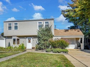 53 Old Farm Rd, Levittown, NY 11756