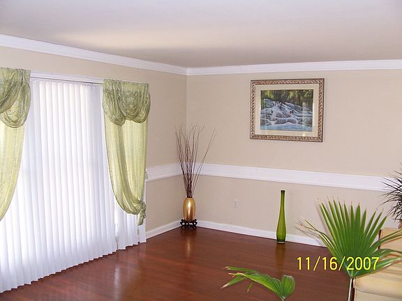Elegant Living Room w/Crown 
