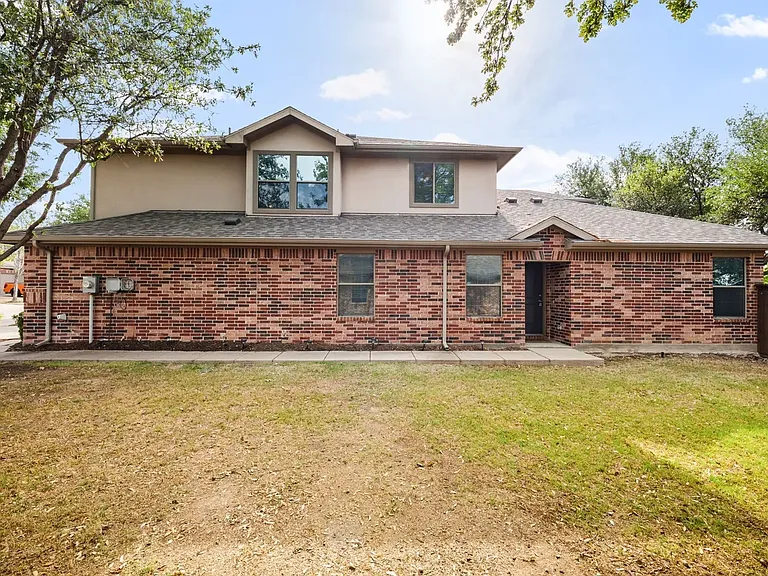 1013 Lucy Ln — Photo 2