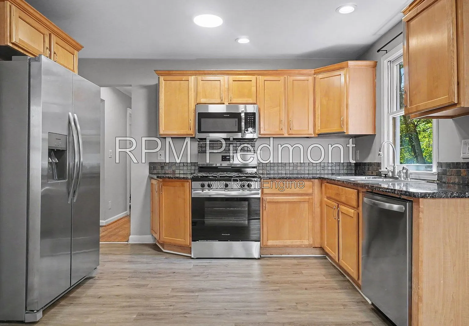 3 bed, 3.0 bath, 1400 sqft, $2,450 — Photo 3