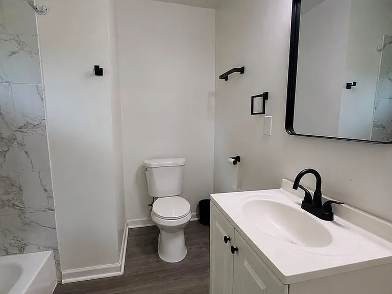 1427 Adrian Ln — Photo 10
