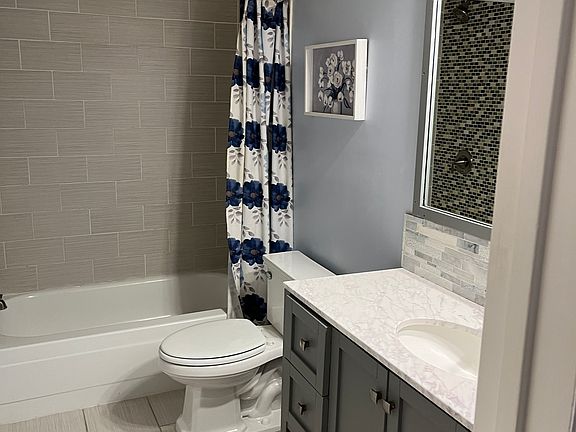 5th image of 2446 Claremont Dr