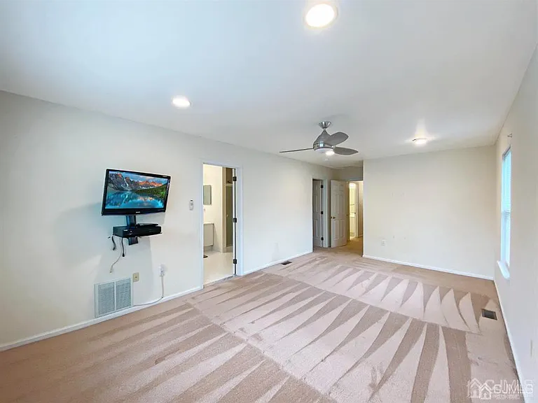48 Berkshire Way — Photo 10