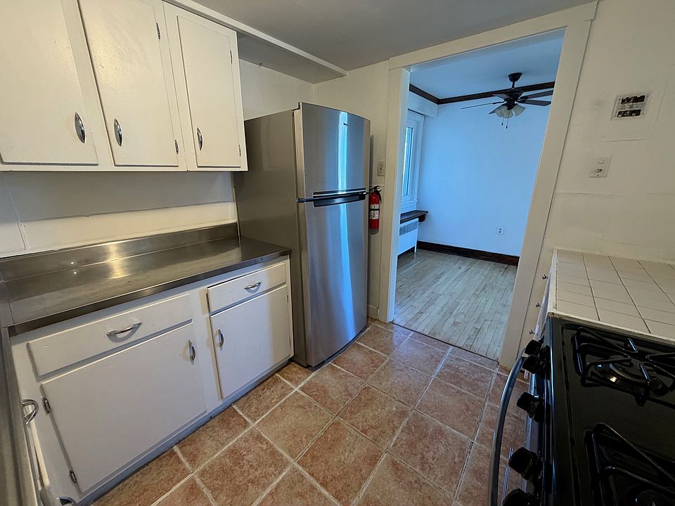 Kitchen, appliances 3 years old.