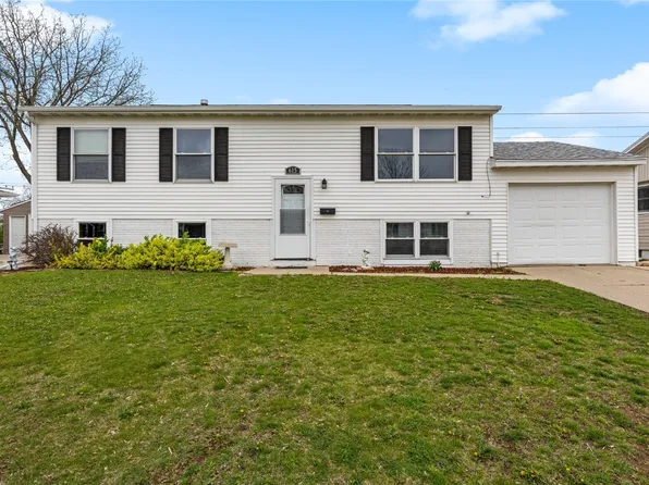 615 Jacolyn Dr NW, Cedar Rapids, IA 52405