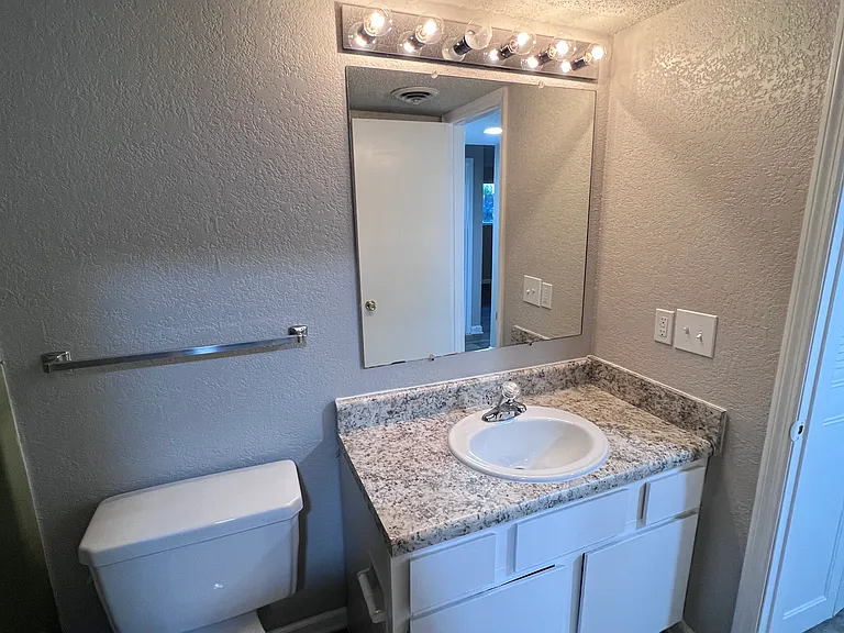 Bell Hollow Apartments — Photo 22
