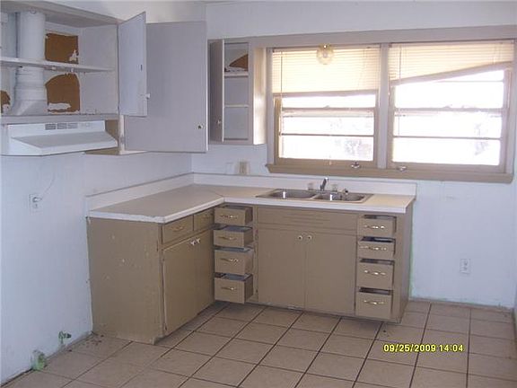 3rd image of 916 SW 52nd St
