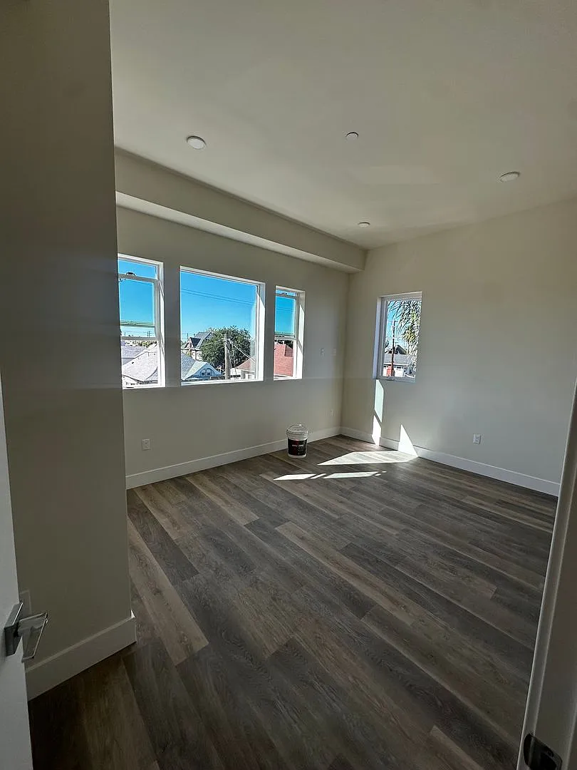 1015 W 21st Brand New Apartments — Photo 4
