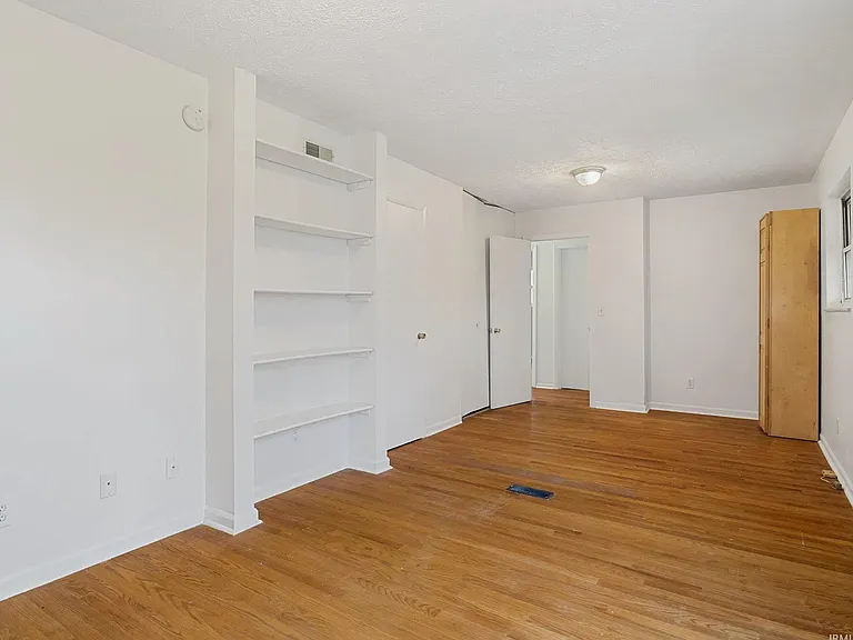 1119 W 8th St — Photo 7
