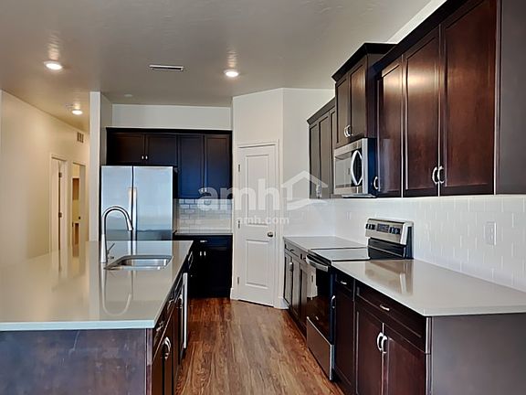 3rd image of 5040 W Bellevue St