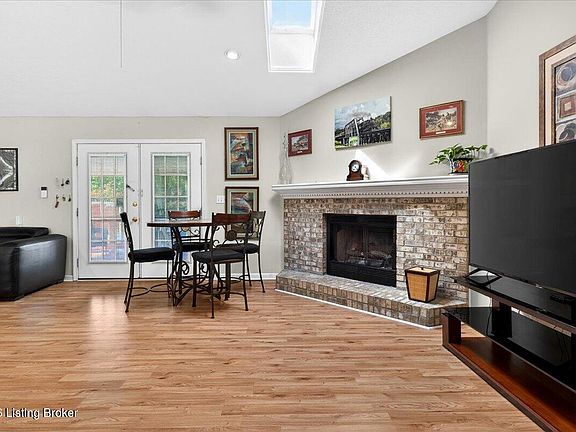 3rd image of 404 Cedarview Dr